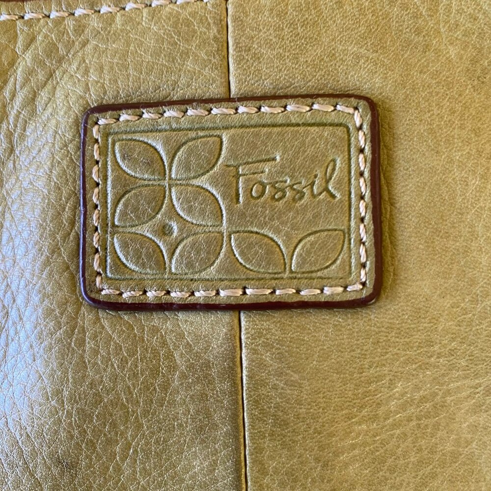 Beautiful Moss Green Leather Fossil Cross Body Bag with Lots of Organization - Picture 3 of 15